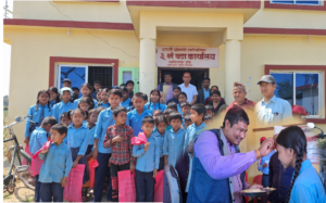 वडा अध्यक्ष मिनकुमार चौधरीद्वारा विपन्न बालबालिकालाई निशुल्क पोशाक वितरण